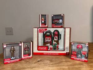 lot 15 image: BASEMENT - Coca-Cola Town Square Collection Figurines and Building Set - 6 Pieces