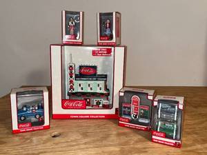 lot 17 image: BASEMENT - Coca-Cola Town Square Collection - Piece Lot