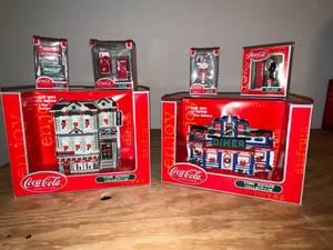 lot 18 image: BASEMENT - Coca-Cola Town Square Collection 2002 Lot - Morningside Hotel & Ginnys Diner