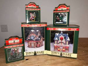 lot 19 image: BASEMENT - Coca-Cola Town Square Collection - 2 Buildings & 3 Figurines