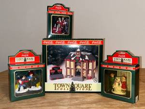 lot 21 image: BASEMENT - Coca-Cola Town Square Collection Figures & Building Set