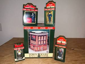 lot 22 image: BASEMENT - Coca-Cola Town Square Collection City Hall and Figurines Set