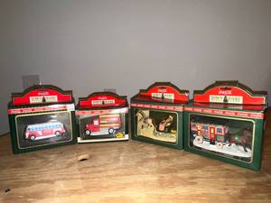 lot 29 image: BASEMENT - Coca-Cola Town Square Collection Model Vehicles and Figurines - 4 Piece Set