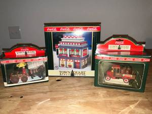 lot 34 image: BASEMENT - Coca-Cola Town Square Collection Figurines - Set of 3