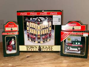 lot 35 image: BASEMENT - Coca-Cola Town Square Collection Set - Plaza Drugs, Skier, and Tonys Pizza Car