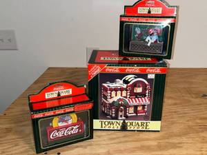 lot 42 image: BASEMENT - Coca-Cola Town Square Collection Figures and Building Set