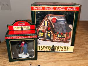 lot 44 image: BASEMENT - Coca-Cola Town Square Collection - Mrs. Murphys Chowder House & Figurine