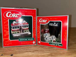 lot 243 image: BASEMENT - Coca-Cola Frostys Diner Stocking Holder and Blown Glass Ornament Set