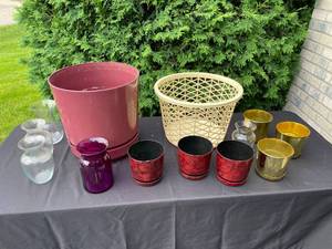 lot 301G image: Assorted Planters and Vases Lot