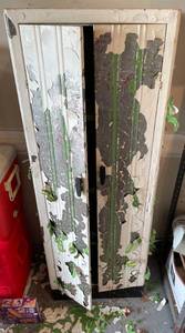 lot 305G image: Metal Storage Cabinet with 4 Shelves