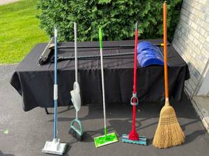 lot 314 image: GARAGE - Lot of Cleaning and Snow Removal Tools