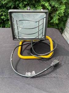 lot 329 image: GARAGE - Regent Lighting Corporation PQS45 Portable Work Light