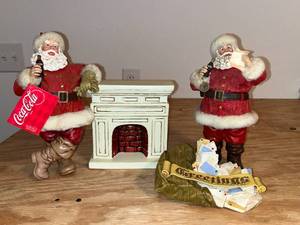 lot 464 image: BASEMENT - Coca-Cola Santa Figurine Set with Fireplace and Greetings