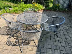 lot 444 image: BCK PRCH - Metal Mesh Patio Table Set with 4 Chairs