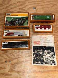 lot 483 image: BASEMENT - Tyco HO Scale Train Set with Bridge and Trestle & Burlington Northern Box Car