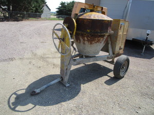 lot 8 image: Stone 12 Bag Cement Mixer
