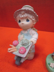 lot 121 image: Precious Moments Lawn Ornaments