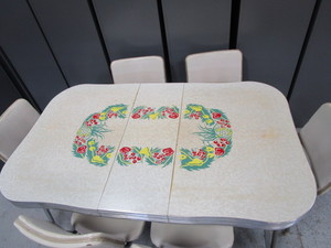 lot 137 image: Vintage Dining Room Table & 6 Chairs 36x59