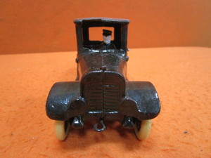 lot 138 image: Vintage Cast Iron Truck