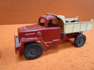 lot 139 image: Vintage Cast Alum Truck & JD Pickup