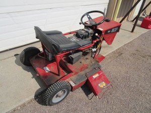 lot 147 image: 32 Lawn Mower