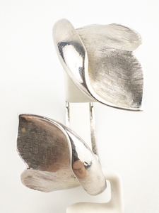 lot 111 image: Trifari Leaf Silver Tone Base Metal Hinged Cuff Bracelet.