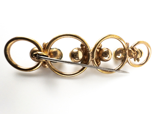 lot 119 image: VINTAGE Red Rhinestone & Pearl Loop rose Plated Base Metal Brooch.