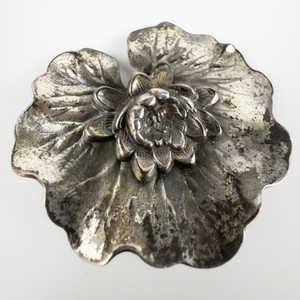 lot 123 image: VINTAGE Lotus Flower Silver Tone Base Metal Brooch With Pendant.
