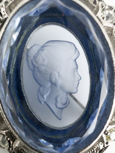 lot 128 image: AVON Cameo Presidents Recognition Program 1998-99 Silver Tone Base Metal Brooch.