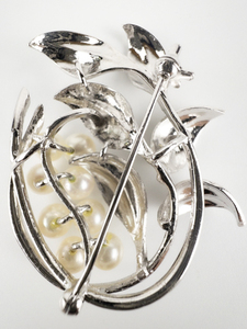 lot 130 image: Beautiful Vine & Pearl Silver Tone Base Metal Brooch.