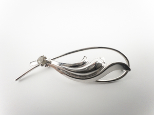 lot 139 image: Hedison Solitaire CZ Leaf Sterling Silver Brooch.