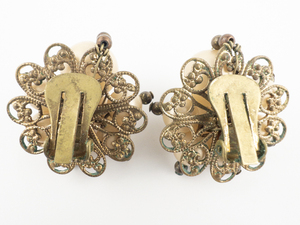 lot 148 image: VINTAGE Filigree Faux Pearl Cluster Base Metal Clip-On Earrings.