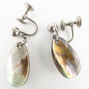 lot 168 image: VINTAGE Blister Pearl Mother Of Pearl White Base Metal (Sterling) Screw-Back Non-Pierced Earrings.