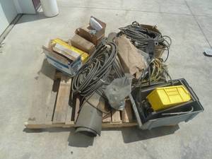 lot 32 image: Pallet Trailer Wire Harness, Pneumatic Valves