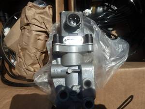 lot 21 image: Wabco Valves x 3