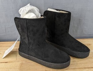 lot 84 image: New Amazon Essentials Shearling Boot Womens Size 8 Black $47.80 Retail L