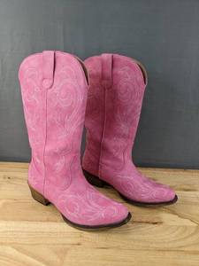 lot 18A image: New IUV Pink Cowgirl Boots Womens Size 9.5 L