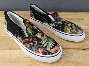 lot 79 image: Brand New XRH Fashion Canvas Slip On Shoes Womens Size 6 Sneakers Black L