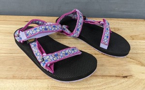 lot 25 image: Brand New Teva Kids Original Universal Butterfly Lilac Sandal Big Kids Size 5 L