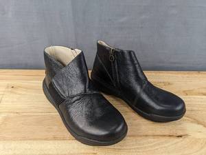 lot 70 image: Jamby Bary Water Resistant Ankle Boots Womens 7M Black L