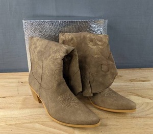 lot 24 image: New Western Style Cowgirl Embroidered Boots Womens Size 9.5 L