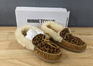 lot 111 image: Minnetonka Alpine Sheepskin Slippers, Womens Size 9 in Tan Leopard Print N