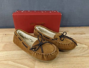 lot 112 image: Brand New Dream Pairs Faux Fur Suede Slipper Moccasins, Womens Size 11 in Tan N
