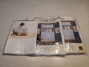 lot 433 image: New Martha Stewart Hemstitch Border Table Overlay Anna White Tiers P