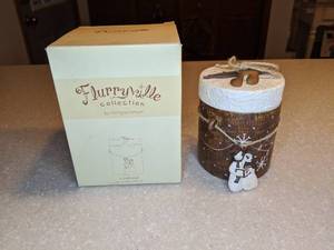 lot 436 image: New Flurryville Collection Carolers Jar candle with Lid P
