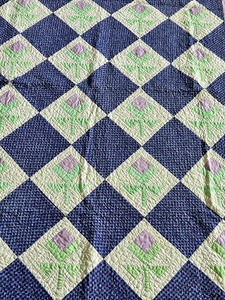 lot 30 image: Beautiful Purple Flower Handmade Quilt