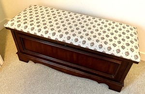 lot 28 image: Lane Cedar Chest