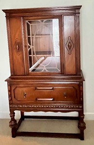 lot 27 image: Vintage Single Door China Cabinet