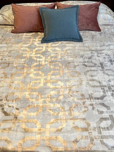 lot 24 image: Queen Size Duvet, Pillows & Other Bedding Lot