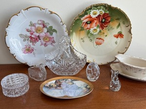 lot 40 image: Variety of Vintage Glassware